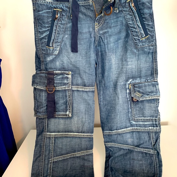 *Vintage Guess Cropped Jeans, Size 28, Cargo Pockets & Zippers - very cute on!! - Picture 3 of 7